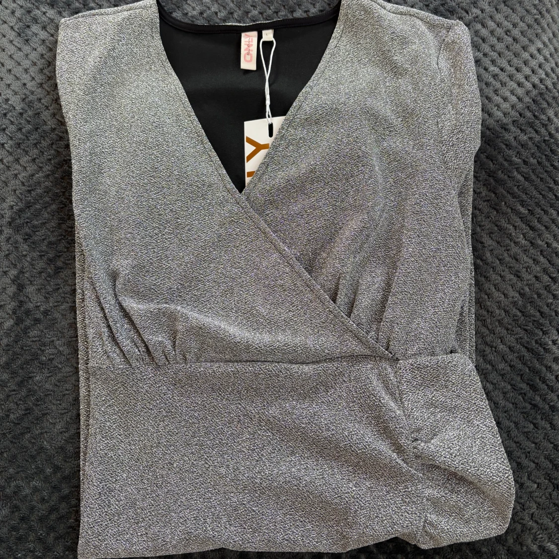 Glittrig omlottklänning från Only