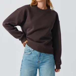 sweatshirt från Gina Tricot - Säljer en brun sweatshirt från Gina Tricot. Perfekt för en avslappnad stil. 