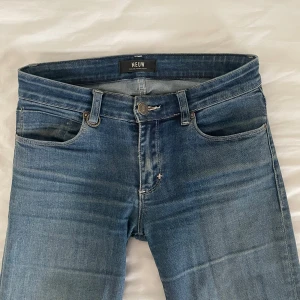 Blåa jeans från Neuw - Världens snyggaste & långa jeans med perfekt tvätt som tyvärr har blivit för små för mig. Lågmidjade & bootcut! Innerbenslängd: 86cm, midjemått: 36cm rakt över!💙💙