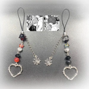 Light & misa matching keychain❤️ - Två nyckelringar som är inspirerad av misa & light från Death note! 100% handgjorda av mig:3 priset är endast för en, och jag har många av varje design:) kontakta snälla innan du trycker på köp nu! Swish betalningar går också jättebra!