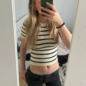 Jätte söt randig topp!!!💕🌸🌸 - En  ribbad svart vit/beige randig t-shirt. Jätte stretchig. Super fin och passar bra till massa olika outfits💕💕🌸Storlek S men passar xs och s och kanske m. Pris kan diskuteras🌸