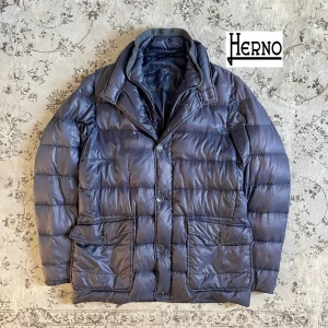 Herno jacka - Säljer en rikigt fet Herno jacka som är perfekt nu inför våren👍 Lappen har nästan lossnat på insidan, men det syns inte och påverkar inte helhetsintrycket! Jackan är i mycket bra skick annars🙌 Storleken är 48 = M/S. Nypriset ligger på 8000kr⭐️Hör gärna av er om ni har funderingar!🤝