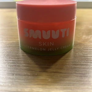 Smuuti Skin Watermelon Jelly Cream - Fräsch och återfuktande gelkräm med doft av vattenmelon från Smuutis Skin-serie. Kommer i en söt burk med rosa och gröna toner som påminner om en vattenmelon. Perfekt för att ge huden en fuktboost och en fräsch känsla. Har bara testat den några gånger 
