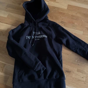 Svart hoodie från Peak Performance - Jätte fin hoodie i storlek xs, typ aldrig använd så i mycket bra skick! Nypris: 1295:-