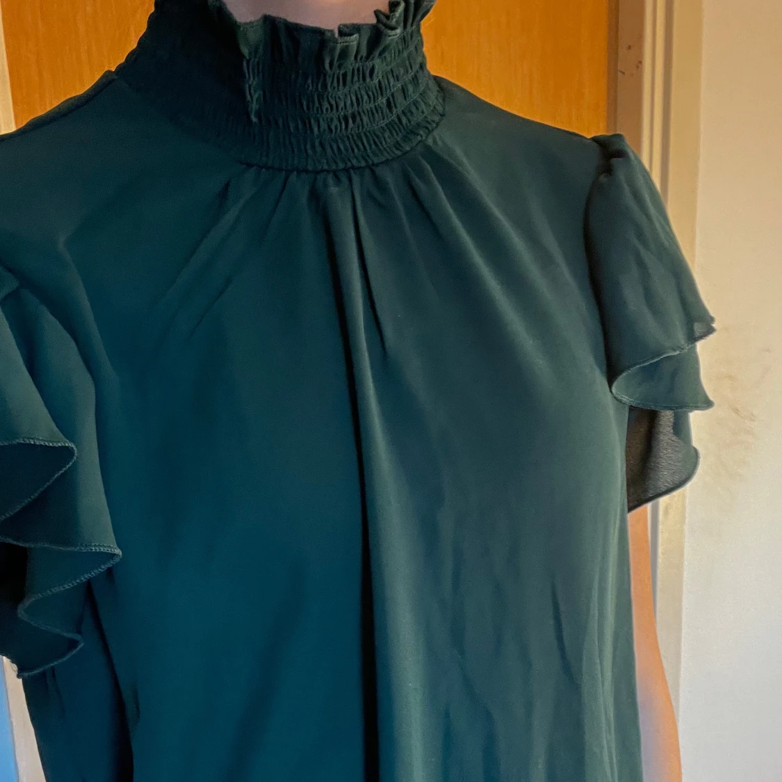 Mörkgrön blus med volangdetaljer - 2