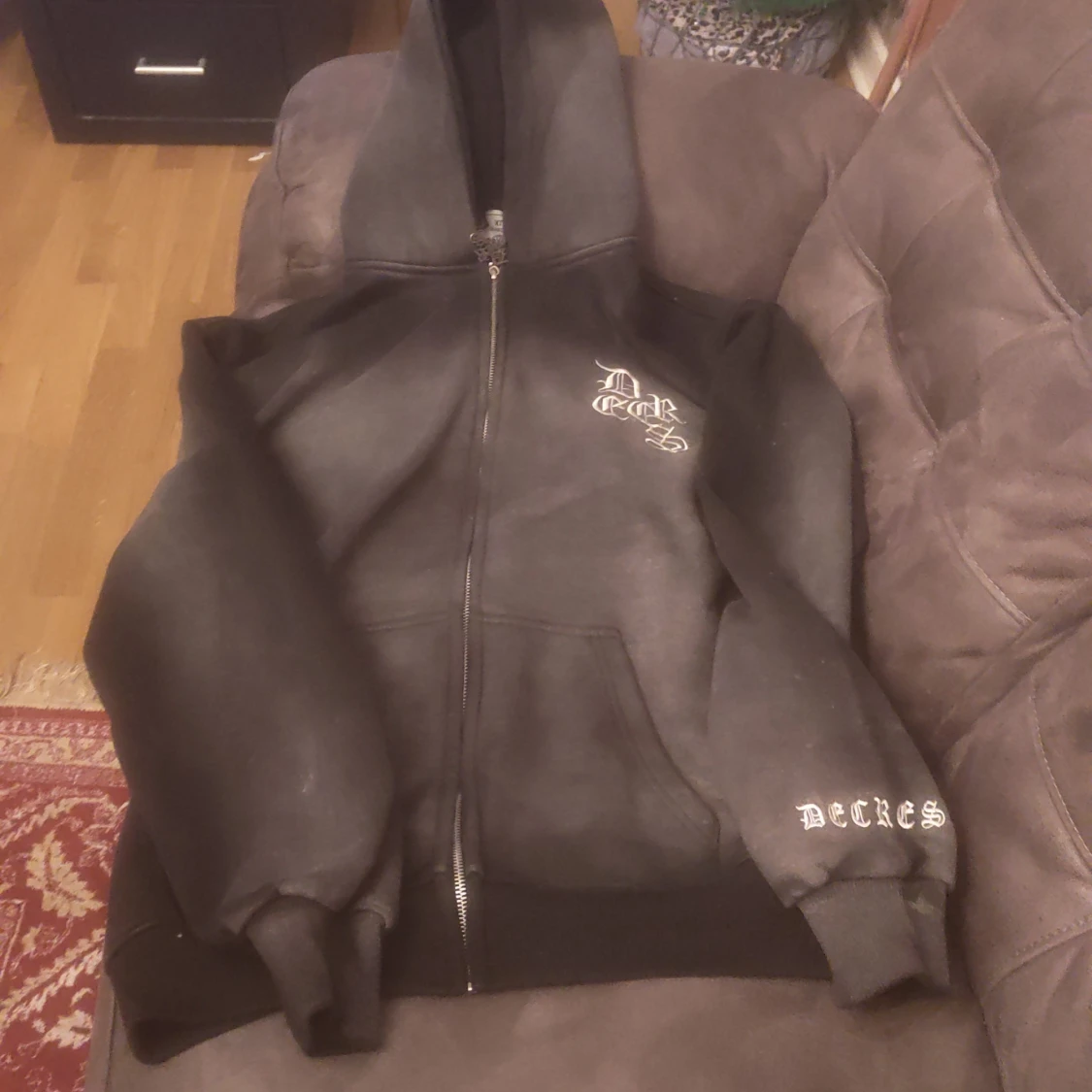 Svart hoodie från Decrese 