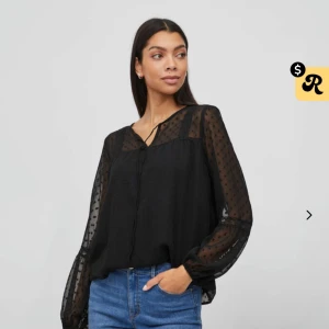 Svart blus med prickigt mönster - Snygg svart blus med transparenta ärmar och prickigt mönster. Blusen har en lös passform och långa ärmar, perfekt för en stilren look. Den har en diskret knytning framtill och är tillverkad i ett lätt och luftigt material. Pris kan diskuteras 💗