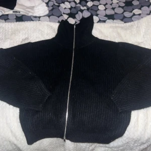 Svart ribbad tröja med dragkedja - Jätteskön, fint material och så mysig tröja från bikbok!☺️