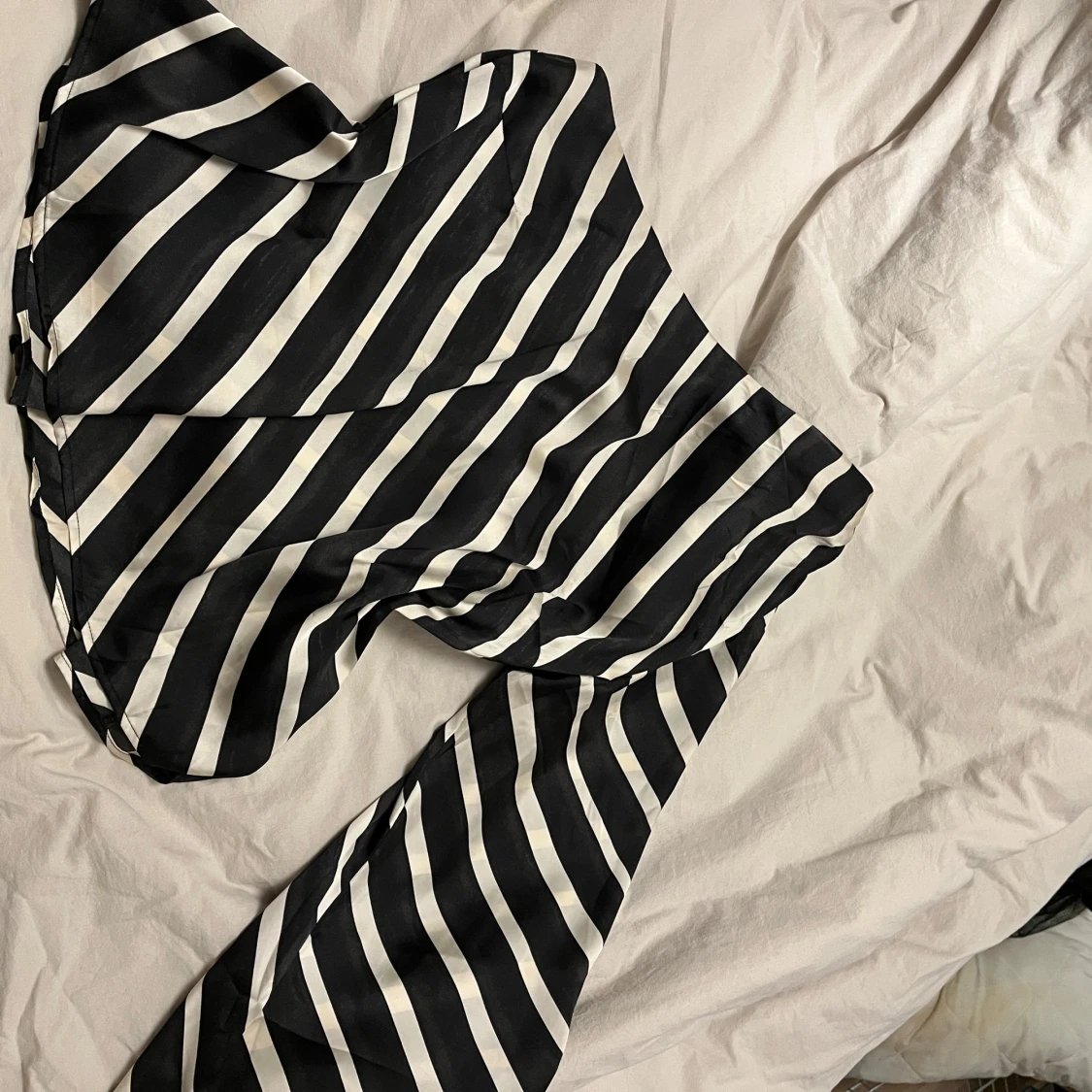 Svartvit randig oneshoulder topp - 1
