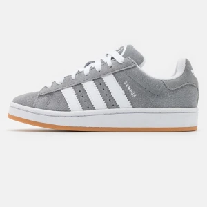 Grå Adidas Campus sneakers - Snygga grå Adidas Campus 00s sneakers i mocka. Perfekta för en stilren och bekväm look. Mycket bra skick 🫶🏻