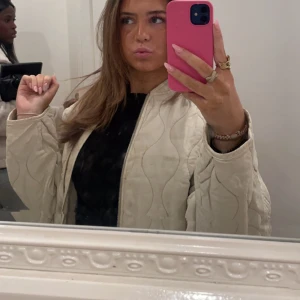 Beige jacka - Jätte söt beige jacka från mango använd en gång och super bra sick och perfekt t våren💗💗