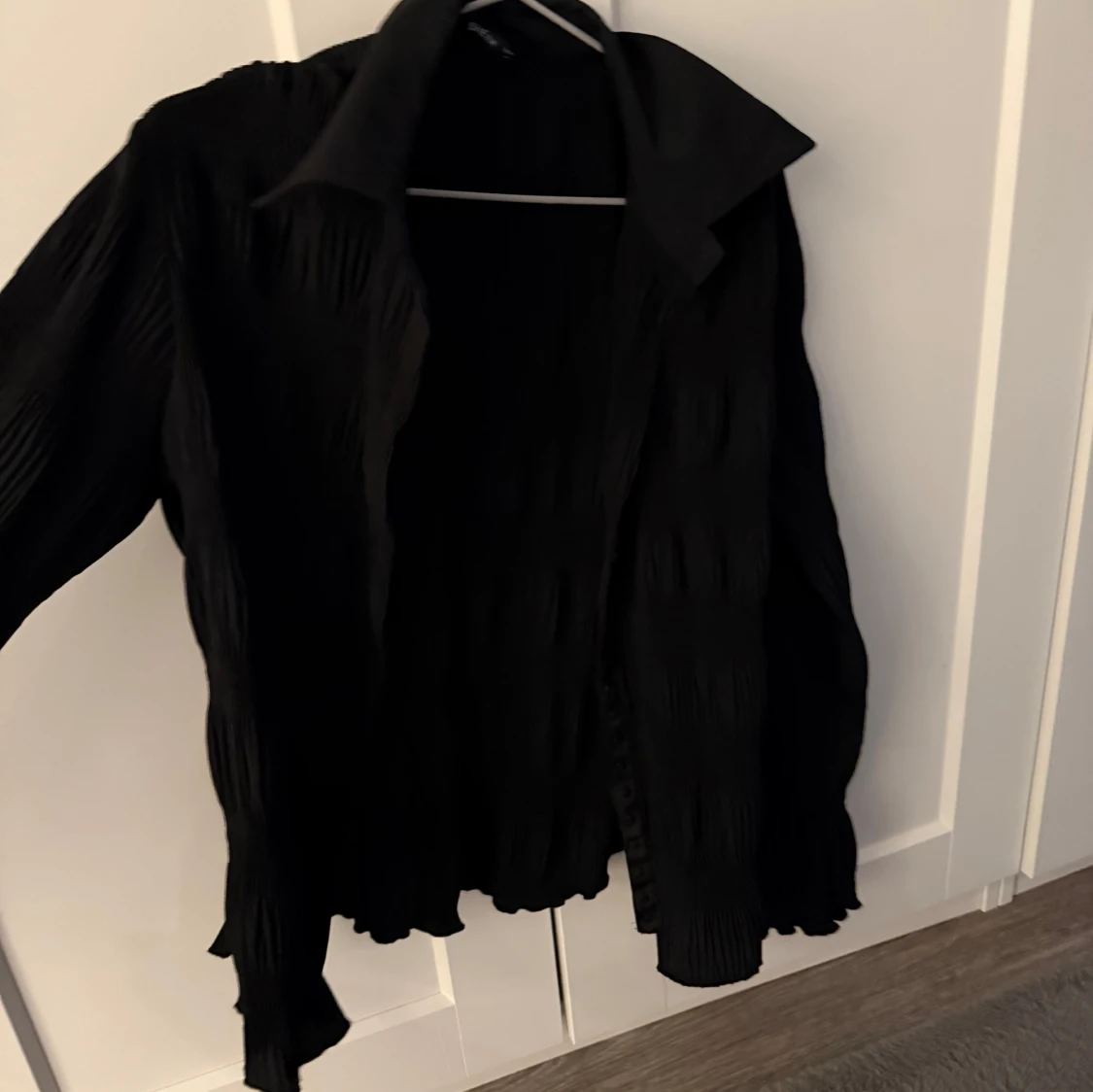 Svart blus med volangdetaljer - 2