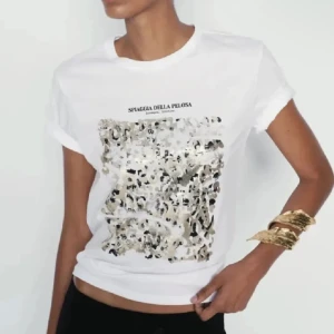 Vit t-shirt med leopardmönster - Guld leopard T-shirt från Zara, helt oanvänd !💕