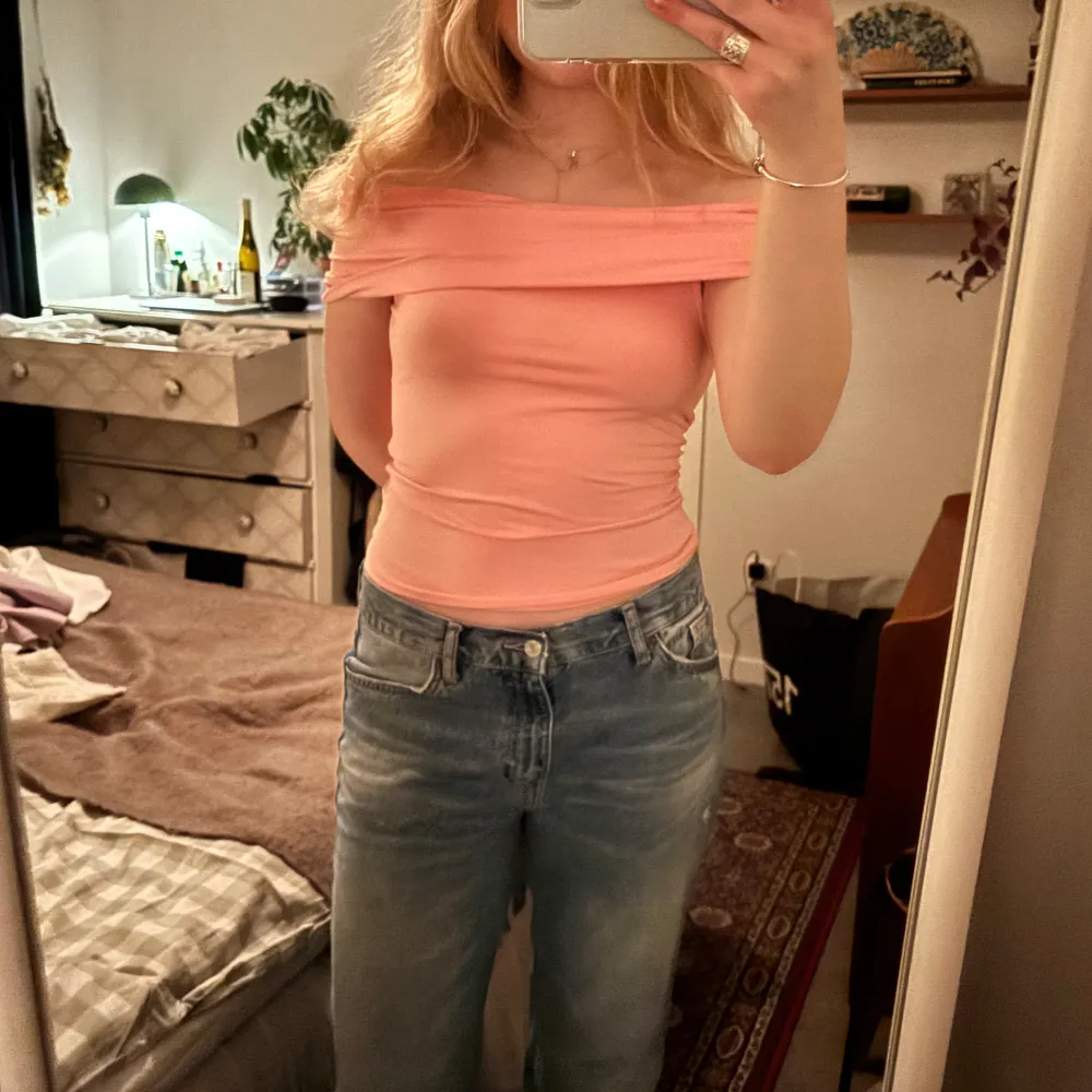 ljusrosa offshoulder topp! färgen är mest lik på andra bilden men är ljusare i verkligheten❗️. Yläosat.