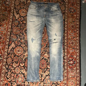 Unika nudie jeans! - Säljer sjukt snygga och unika jeans från nudie. Dessa är lagade på nudies butik o fått riktigt feta slitningar. De är modellen thin finn. Perfekta för sommaren och våren