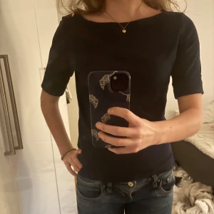 Ralph lauren topp - Jättefin Ralph Lauren topp med guld dragkedja på ena axeln! Passar till absolut allt!Nypris (695kr)💗 
