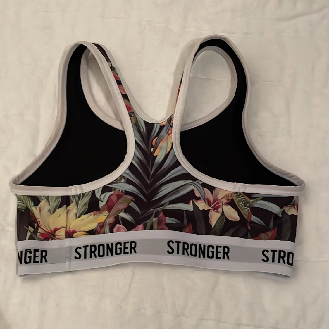 Blommig sporttopp från Stronger - 1