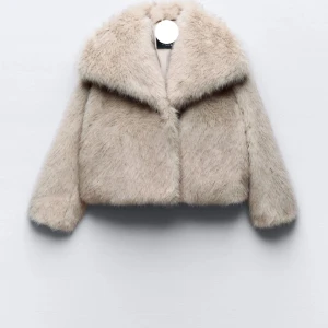 Beige pälsjacka - Säljer en fluffig beige pälsjacka. Köpt på vinted så vet tyvärr inte märket men skulle gissa på zara, använd mindre än 5 gånger då den va för stor, köpte den för 950