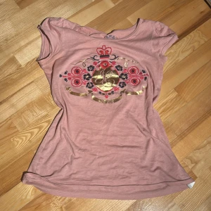 Rosa t-shirt från Juicy Couture - En jättefin juicy couture T-shirt! Den har defekter (se bild) men är fortfarande i bra skick. Skriv vid övriga frågor!🫶