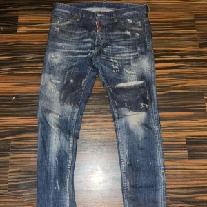 Blå jeans från Dsquared2 - Säljer ett par coola blå jeans från Dsquared2 med slitna detaljer, Köpte på miinto.