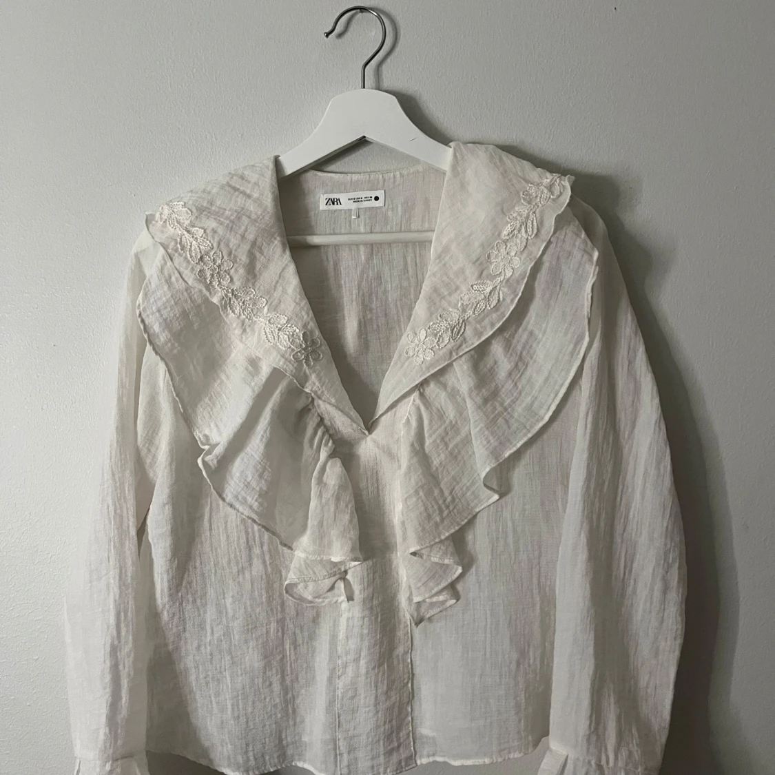 Fin beige blus med volangdetaljer