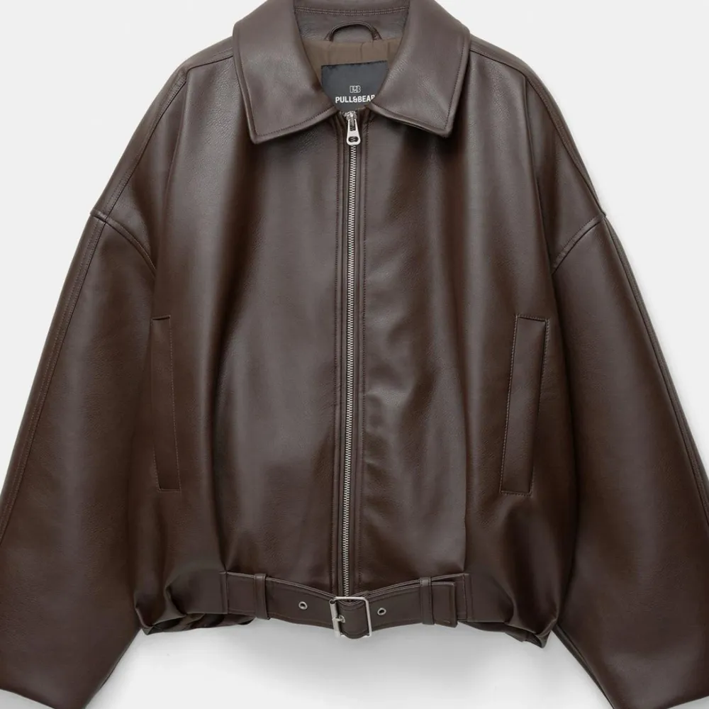 Söker denna jacka från pull and bear i antingen M eller L ❤️❤️. Takit.