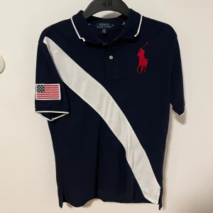 Mörkblå Ralph Lauren piké  - Säljer en mörkblå piké från Ralph Lauren. Den är i ett bra skick och sällan använd. Storleken är 14-16 men sitter som small. Priset kan diskuteras 