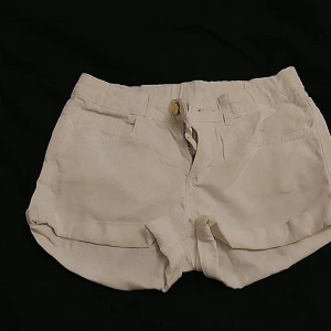 Vit  shorts med dragkedja storlek 146,10 -11år - Snygga vit shorts med dragkedja och knapp framtill. De har en klassisk design med fickor både fram och bak. Perfekta för en avslappnad sommarlook.