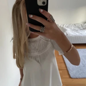 Zara blus - Jättefin blus från Zaras barnavdelning i storlek 164😍 Perfekt nu till våren och sommaren💕bilden är lånad! 