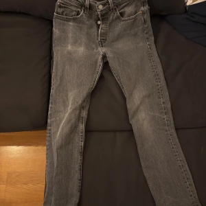 Levis 501 - Säljer dessa Levis 501 jeans. Storlek 28, bra skick!