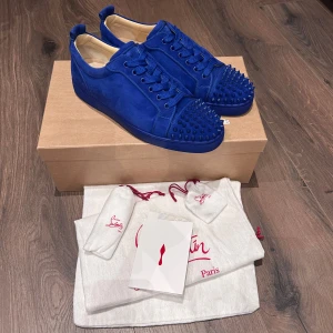 Christian Louboutin Skor - Helt nya loubs i den sjukt snygga färgen mörkblå, all og dvs box, dustbags, extra spikar & snören samt kvitto! Storlek 42 fits 42,5-43, nypris 9500 mitt pris 4500 men tar emot rimliga bud! Över 200 deals gjorda med massvis av recensioner att visa vid intresse!