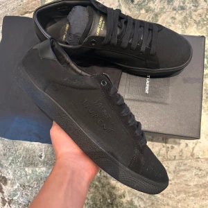 Saint Laurent sneakers - Ett på helsvarta court classics i storlek 44! Inget tecken på användning! Låda och dustbag ingår!