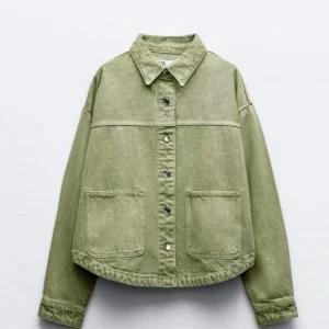 Grön jeansjacka - Snygg grön jeansjacka med knappar framtill och två stora fickor. Jackan har en avslappnad passform och långa ärmar, perfekt för sommar och vår. Den har en klassisk krage och en stilren design som funkar till många olika outfits.
