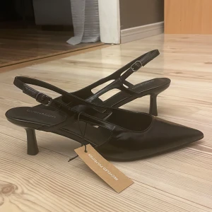 Låga klackar - Så snygga lite lägre klackar med justerbart spänne och spetsig tå. Klackarna är endast testade av mig och har några fler hål gjorda vid spännet för att de ska kunna spännas fast mer. Prislapp sitter på. I modellen wide fit!🤍