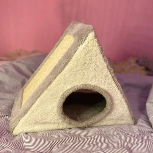 Kattkoja - Kattkoja/kattsäng som även har en klösbräda på sidan. Den är ihopfällbar 