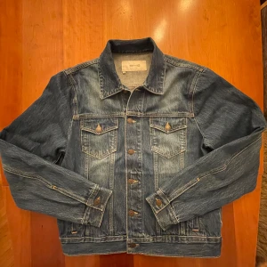 Whyred Jeansjacka  - En helt oanvänd jeansjacka från Whyred i storlek M, säljer pågrund av fel storlek… Tyvärr finns ingen prislapp kvar, men nypris är 1600kr! Sick: 10/10 Jackan fungerar både för Herr och Dam! Kontakta vid eventuella frågor!