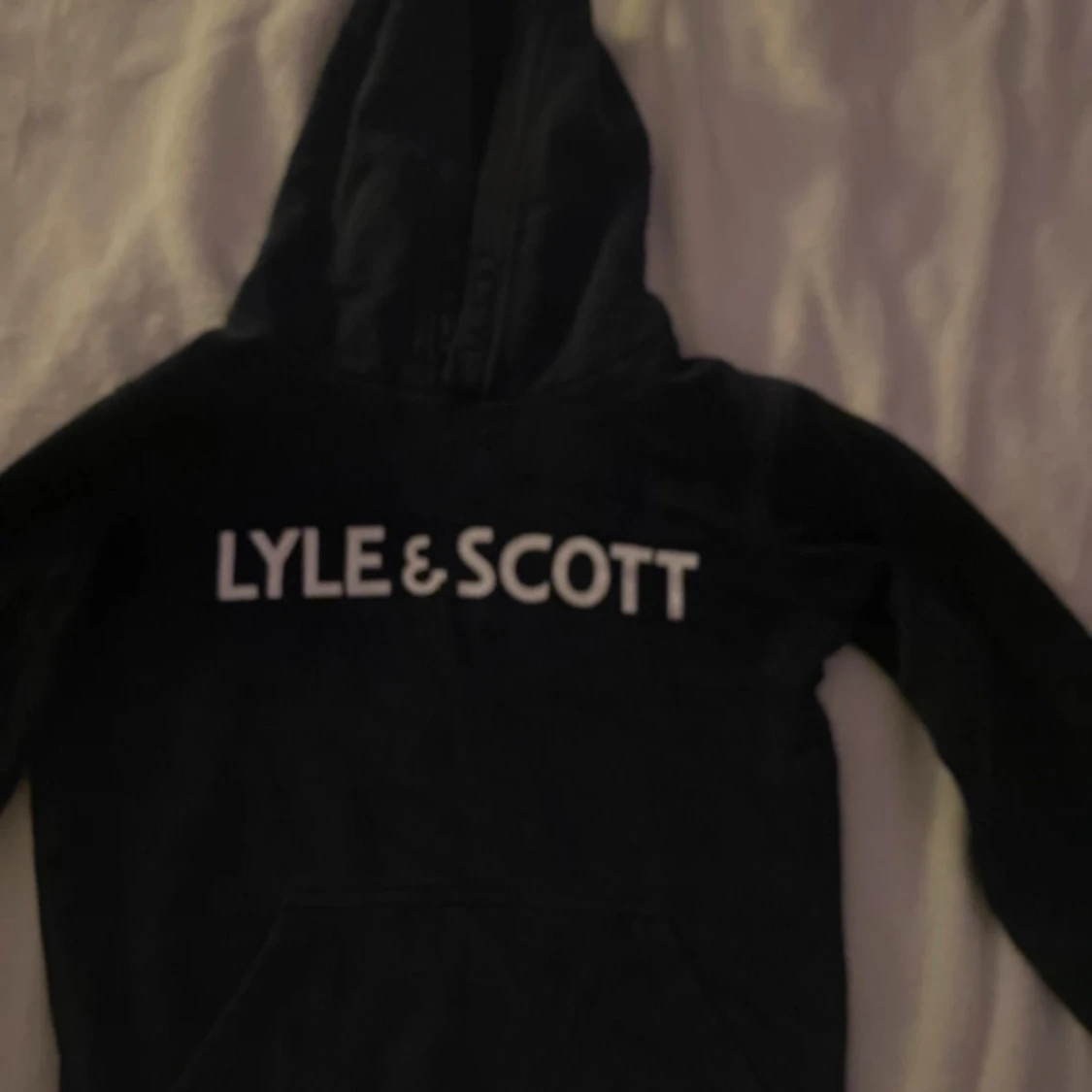 Mörkblå hoodie från Lyle & Scott