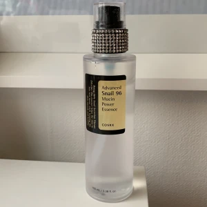 Snigel slem - Säljer en flaska COSRX Advanced Snail 96 Mucin Power Essence. Denna essens är känd för sin återfuktande och reparerande effekt tack vare snigelsekretfiltrat. . Perfekt för att ge huden en extra boost av fukt och lyster. Har blingat den men tar bort om ni vill!, använd ett tal gånger som ni ser, köpt på kicks, jag personligen tycker inte om att ha sniglar på mitt ansikte…