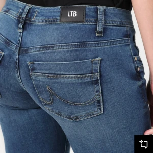 Blå jeans från LTB - Snygga blå jeans från LTB med klassisk femficksdesign och knappgylf. De har en bootcut passform och är perfekta för en avslappnad stil. Jeansen har en lätt tvättad look och är tillverkade i ett bekvämt denimtyg. Aldrig använda+lapp kvar. Fråga gärna om bilder!💗