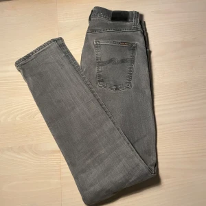 Grå Nudie Jeans - Riktigt snygga grå jeans från Nudie! Modellen är grim tim vilket enligt mig är den snyggaste modellen de har! Storlek W31/L34 men skulle själv säga att dom sitter ungefär som W30/L32. Tveka inte på att kontakta mig om du har frågor! 