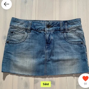 Blå jeanskjol - Söt blå jeans kjol💕 Midjemått: 36 och längd: 28💓 Lånade bilder, säljer eftersom den inte passade☺️