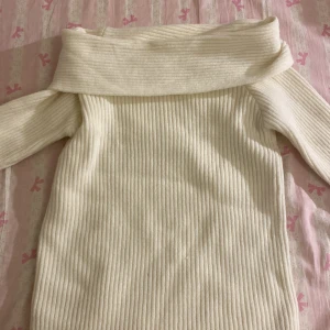 Vit offshoulder tröja - Säljer en vit offshoulder tröja💕står ingen storlek men passar S
