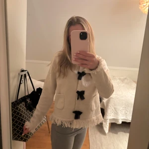 Kofta från Zara💞 - Super snygg kofta med rosett knappar från Zara!💞 Helt ny utan prislapp!