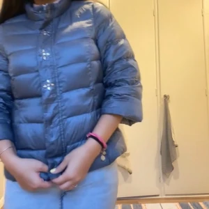 Blå trekvartsarmad dunjacka - Snygg blå dunjacka med knappar framtil💞🤩