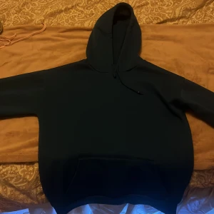 Mörkblå hoodie - Säljer denna mörkblåa hoodie, jätte skön och har inga märken 