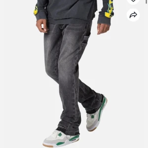 Flared Jeans  - Yo, säljer dessa flared jeans från mnml. Dem är nästintill nya, då jag endast har använt dem runt 2-3 ggr 