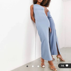 Blå one-shoulder klänning från ASOS  - Jag säljer min fina balklänning som är använd 1 gång under en kortare tid, inga täcken på användning. klänningen är från ASOS. De är en  blå one-shoulder klänning med hög slits. Köpt för 1500kr, men jag säljer den för 1000.  Skriv för mer bilder, pris kan diskuteras. 🙏🏻🩵😊