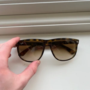 Ray-Ban Boyfriend solglasögon  - Säljer dessa feta solbrillor! | De är i fint men använt skick! Har någon repa glaset och nån liten skråma på bågen men det är inget som syns vid användning speciellt mycket. | Utan fodral därav det billiga priset! | Storlek 60x15. | Ställ gärna frågor innan du köper!