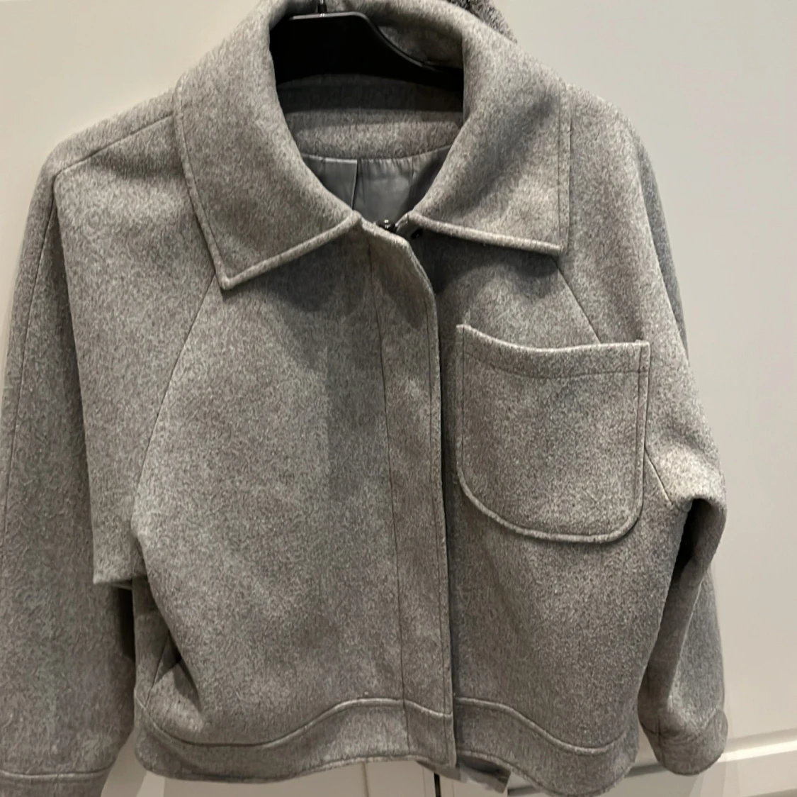 Grå jacka med tryckknappar - 1