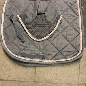 Schabrak med luva  - Grått schabrak med luva och rosa kant storlek full 